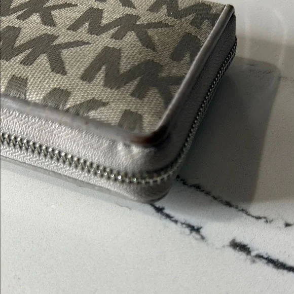 Michael Kors Jet Set Travel Continental Light Grey Logo Wristlet - Picture 6 of 12